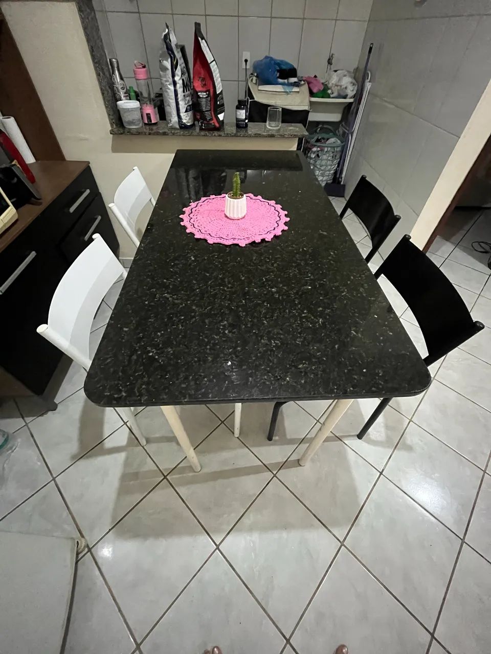 Mesa de granito 4 cadeiras 