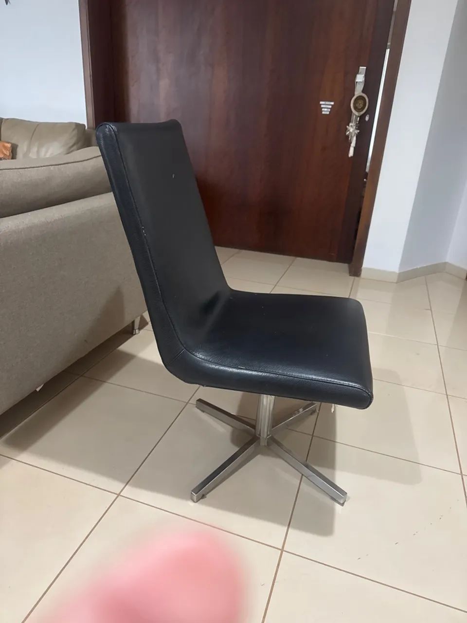 Cadeira giratória em couro pra mesa de jantar - Foto 2