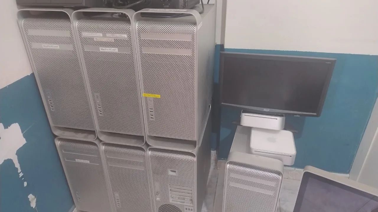 Lote de computadores, tela, projetor 
