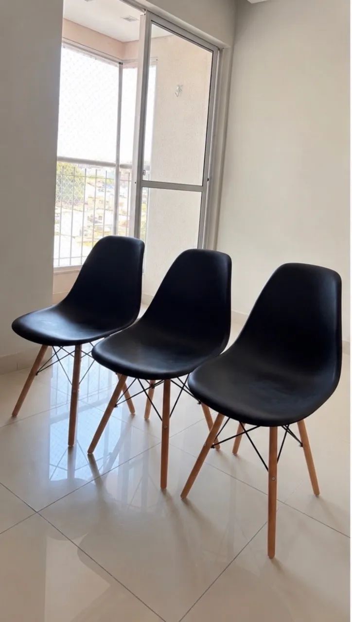 kit com 3 cadeiras modelo Eames Eiffel pretas
