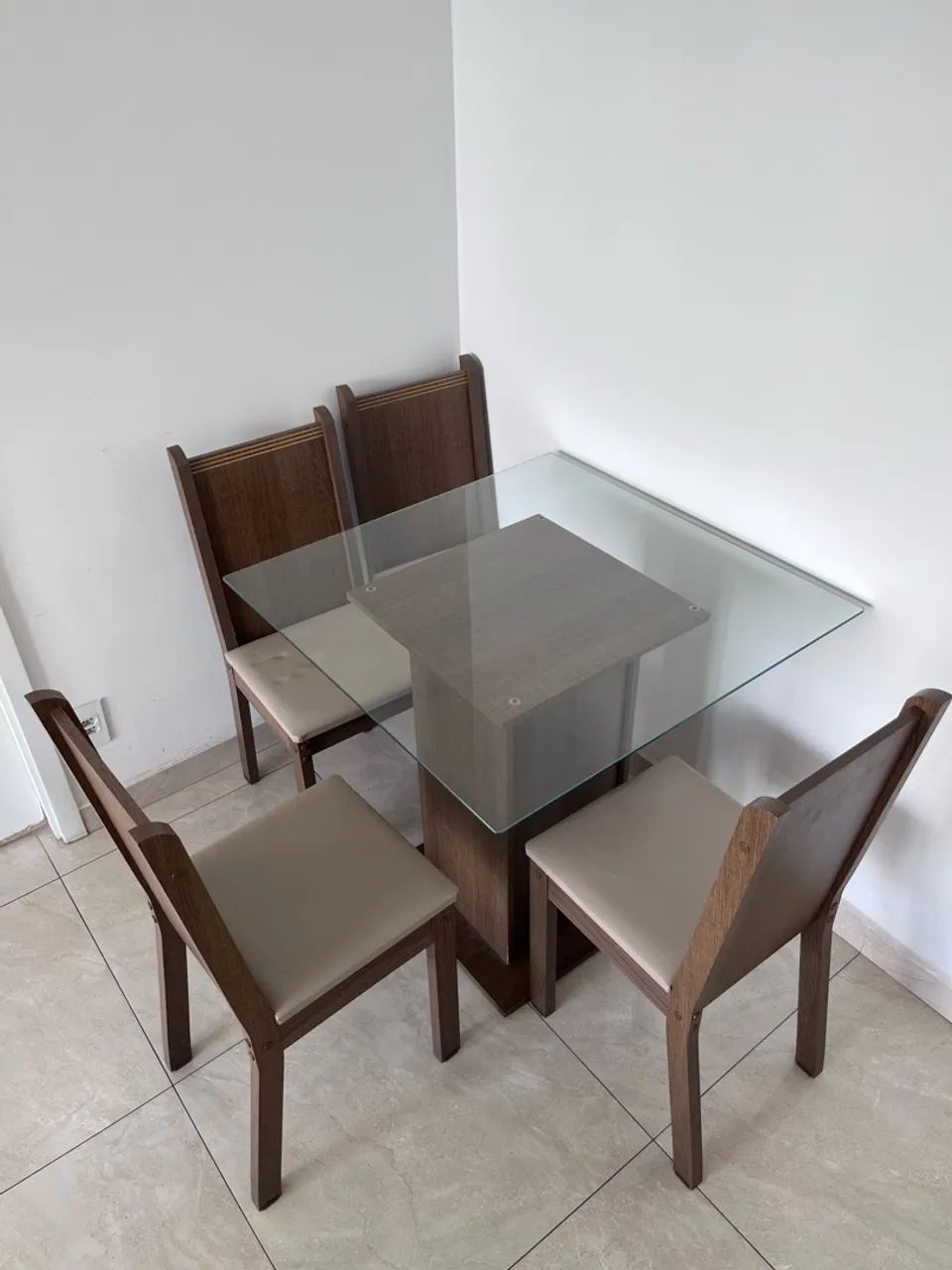 Mesa com 4 cadeiras