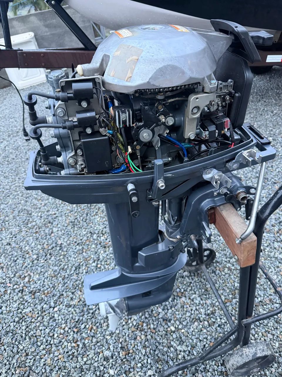 Motor Yamaha 25 HP com comando de distância e partida  elétrica ano 2012 - Foto 2