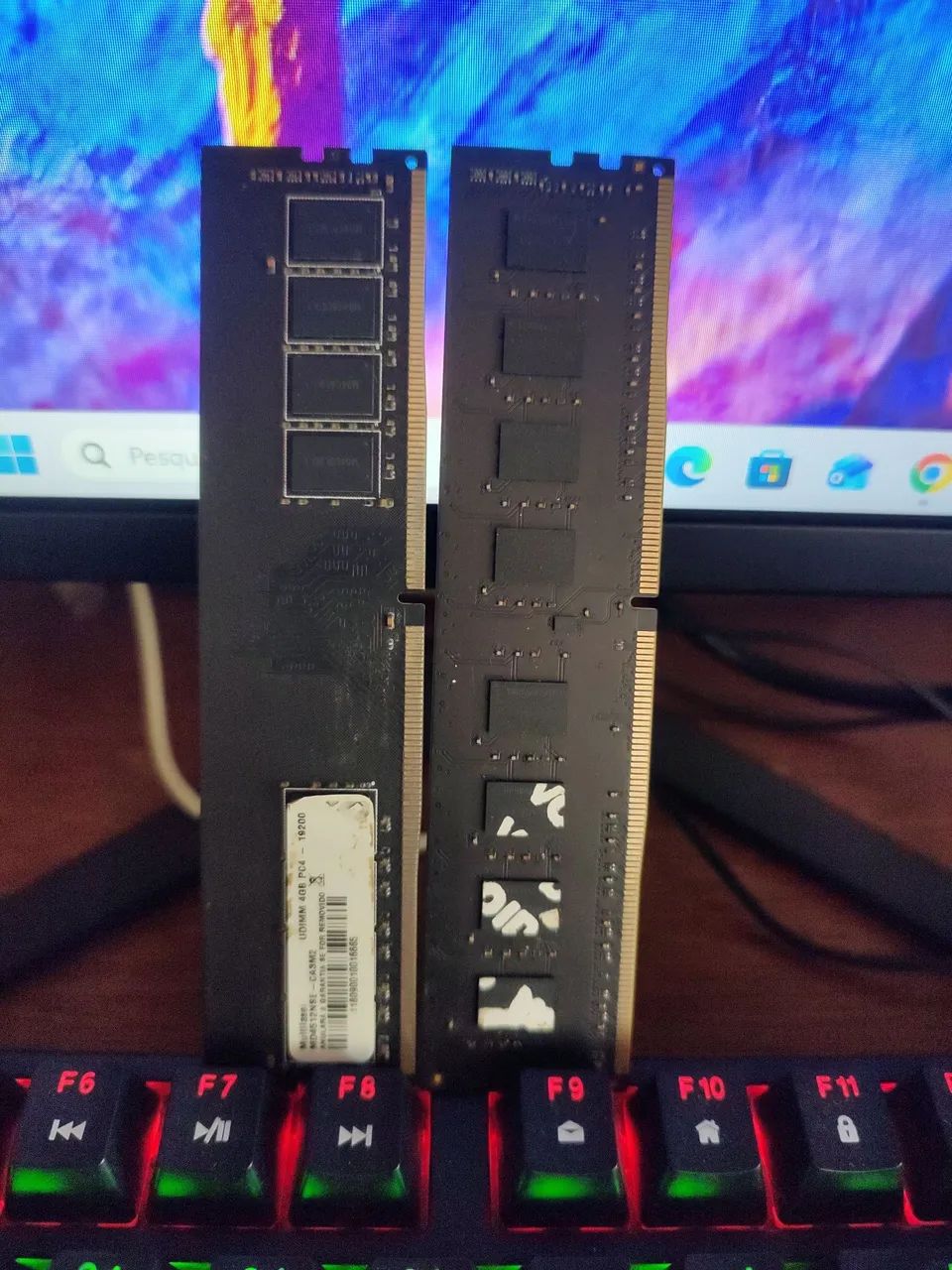 memória ddr4 uma de 4 GB e outra de 8 GB