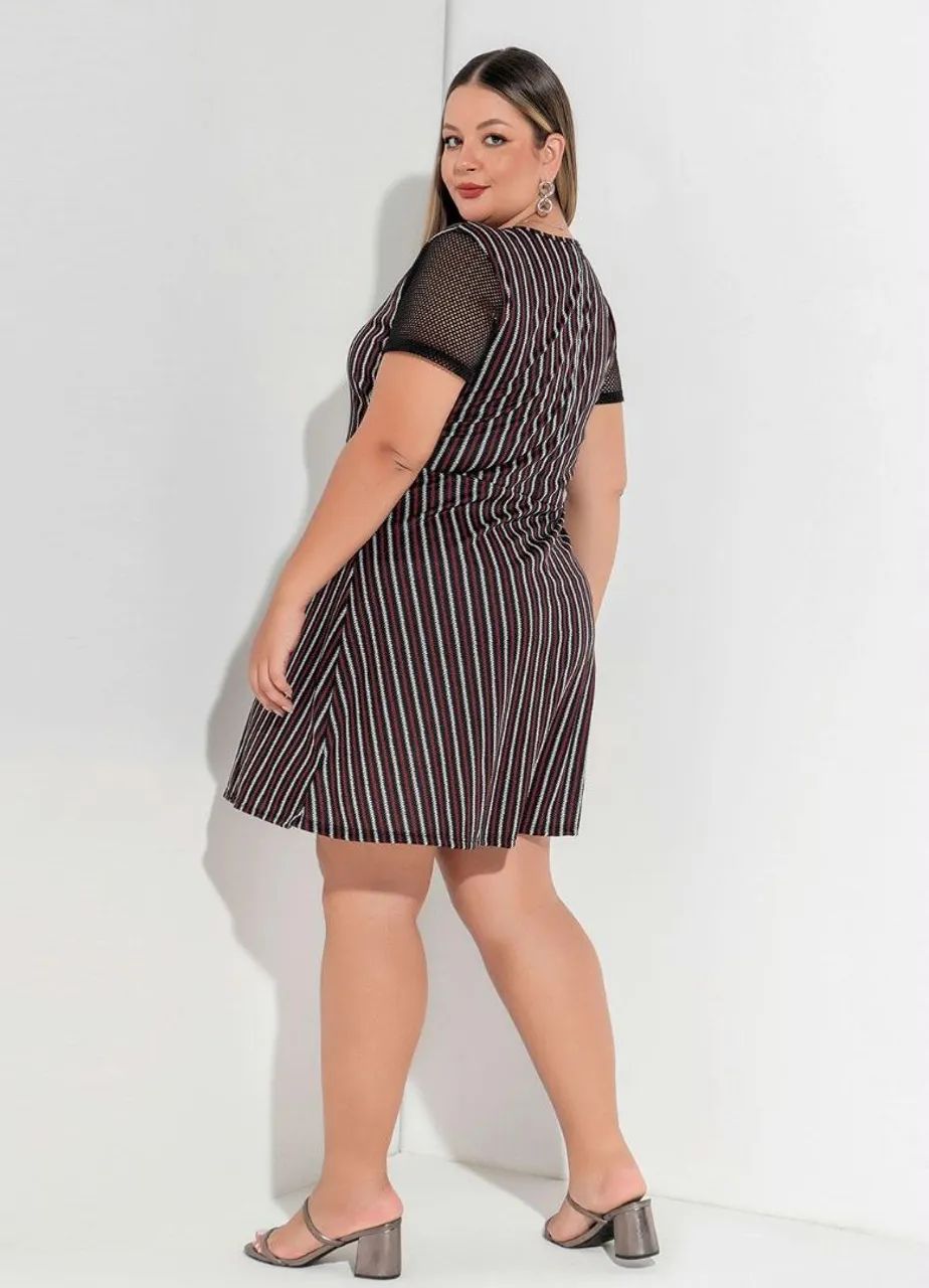 Vestido Abstrato com Malha Arrastão Plus Size - Foto 2