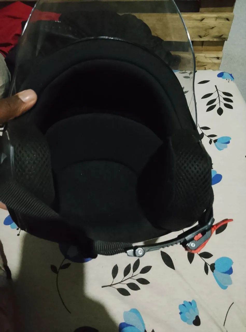 Capacete semi-novo 