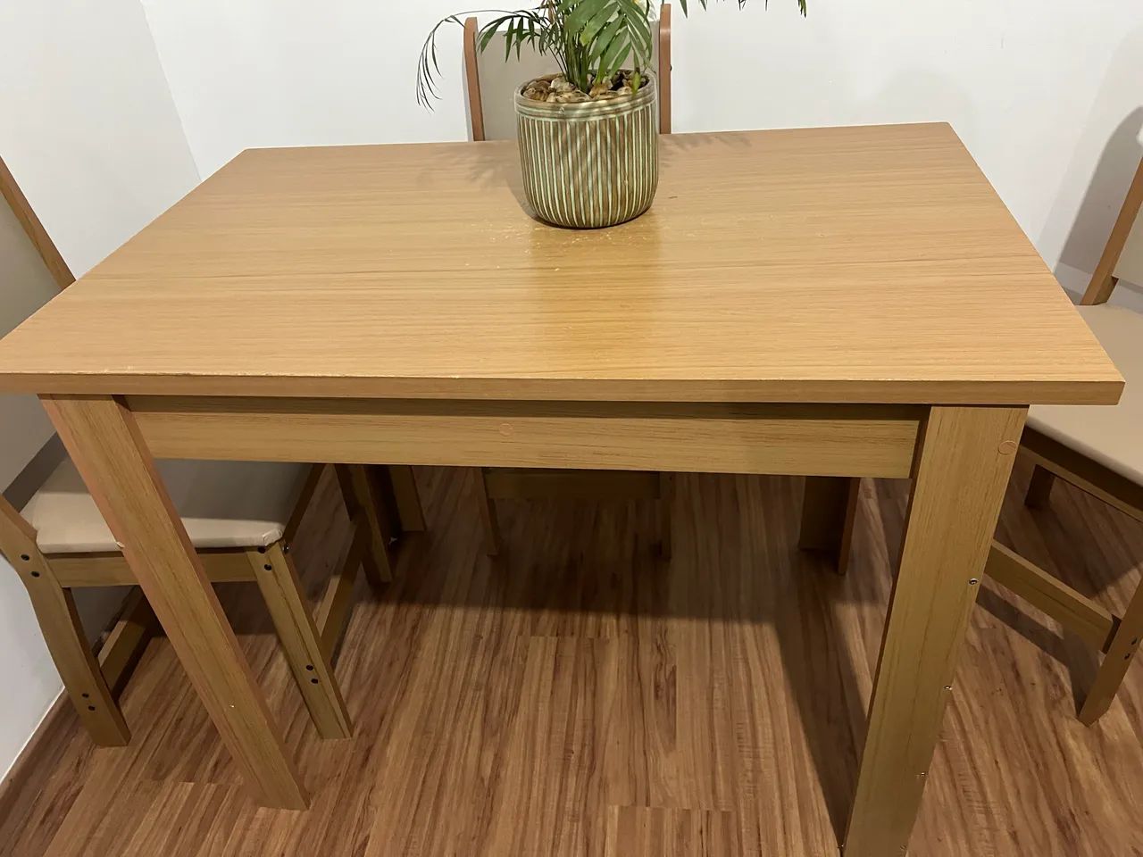 Vendo mesa de jantar com 4 cadeiras - Foto 3