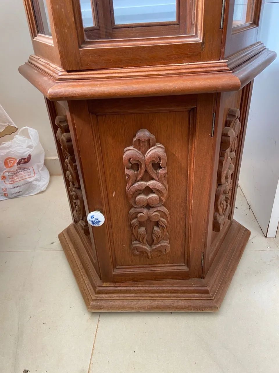 Cristaleira sextavada madeira maciça cerejeira  - Foto 5