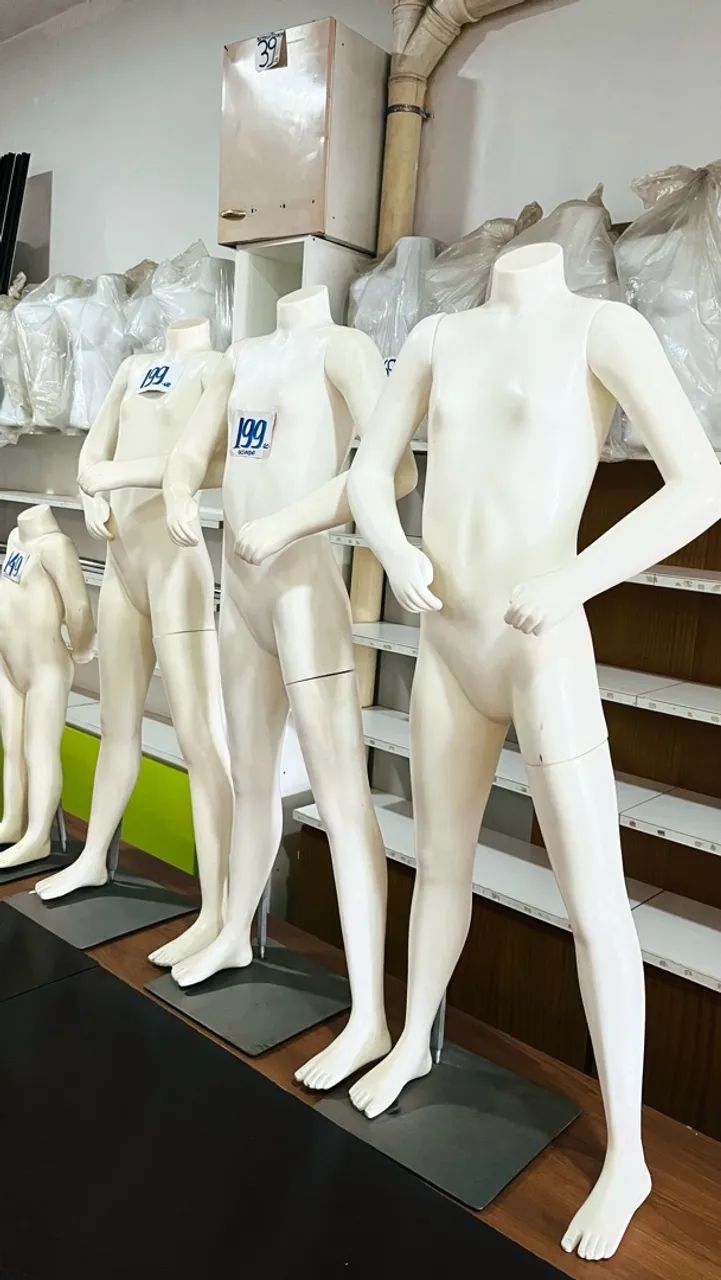 Manequim infantil branco usado