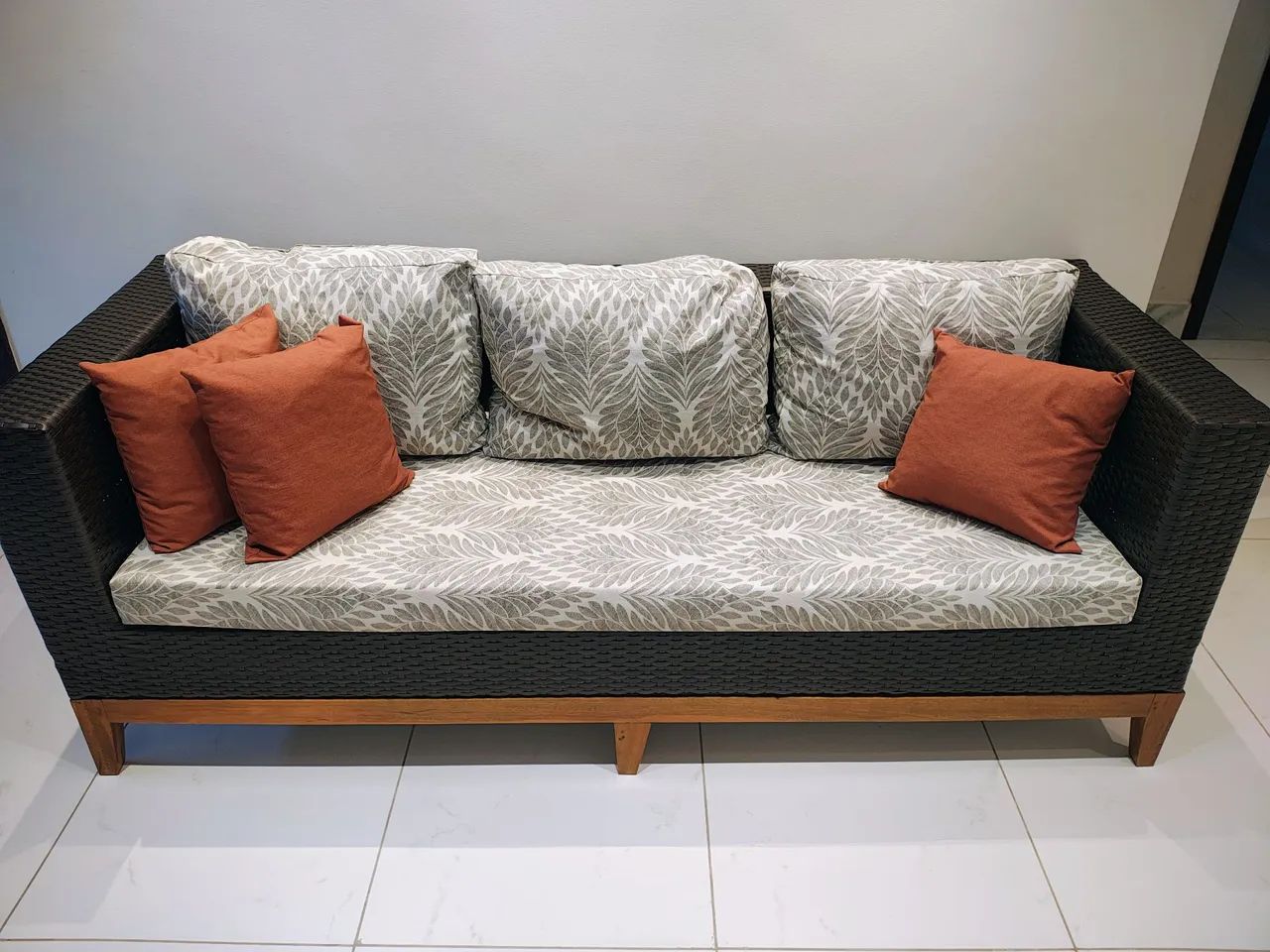 Sofá e poltronas com acabamento e madeira, para área interna ou externa - Foto 4