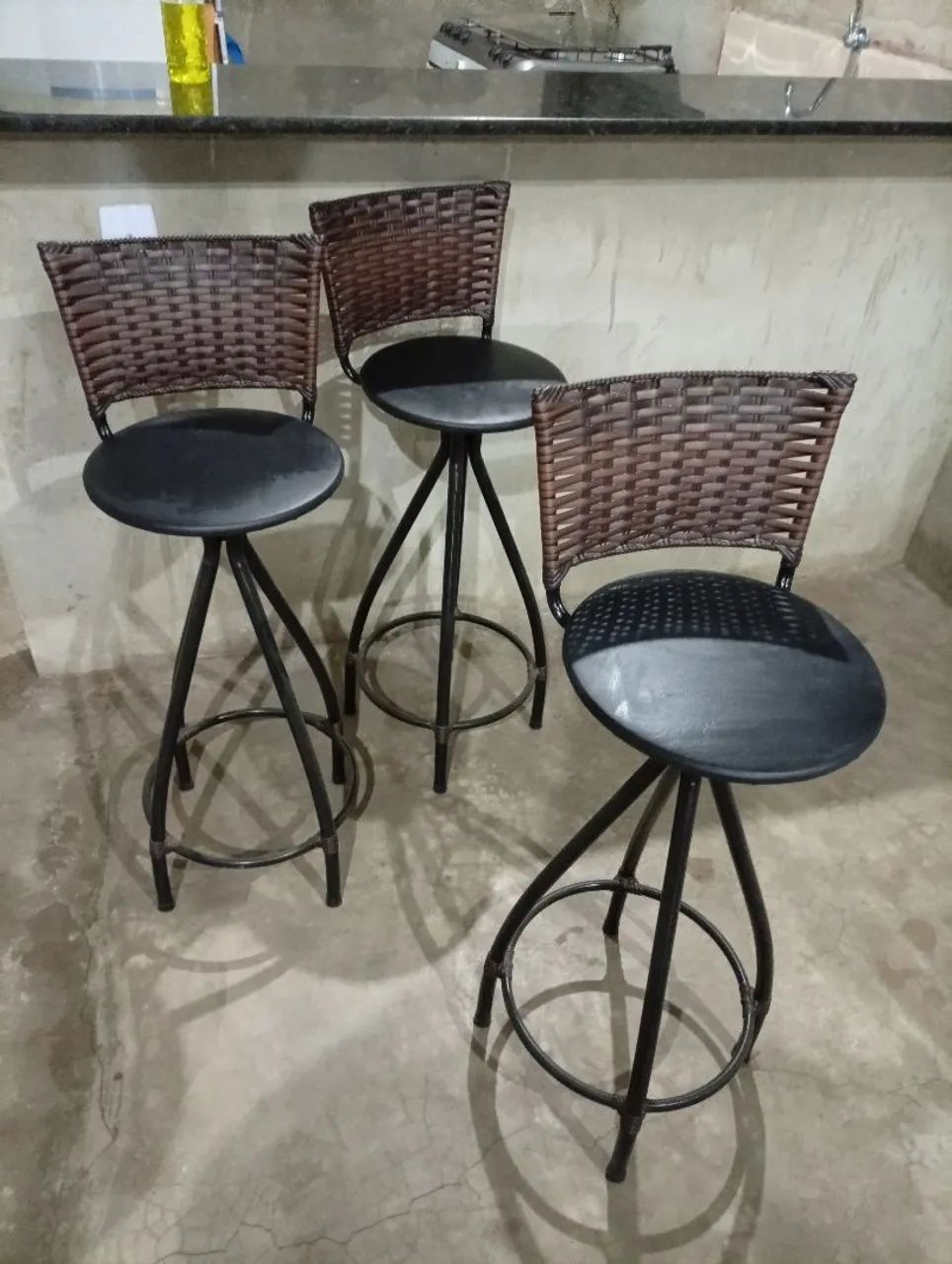 4 banquetas giratória com encosto de junco