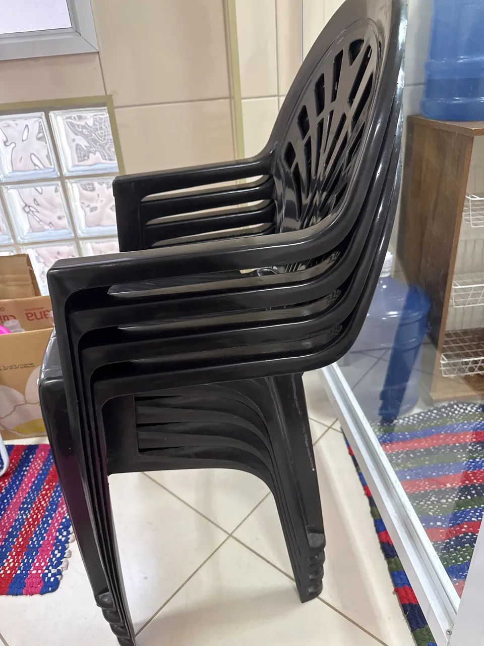 Cadeira de plástico preta - Foto 2