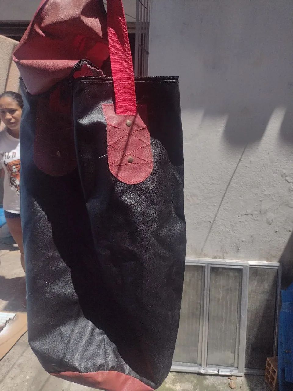 Vendo saco de boxe leve a luva grátis - Foto 4