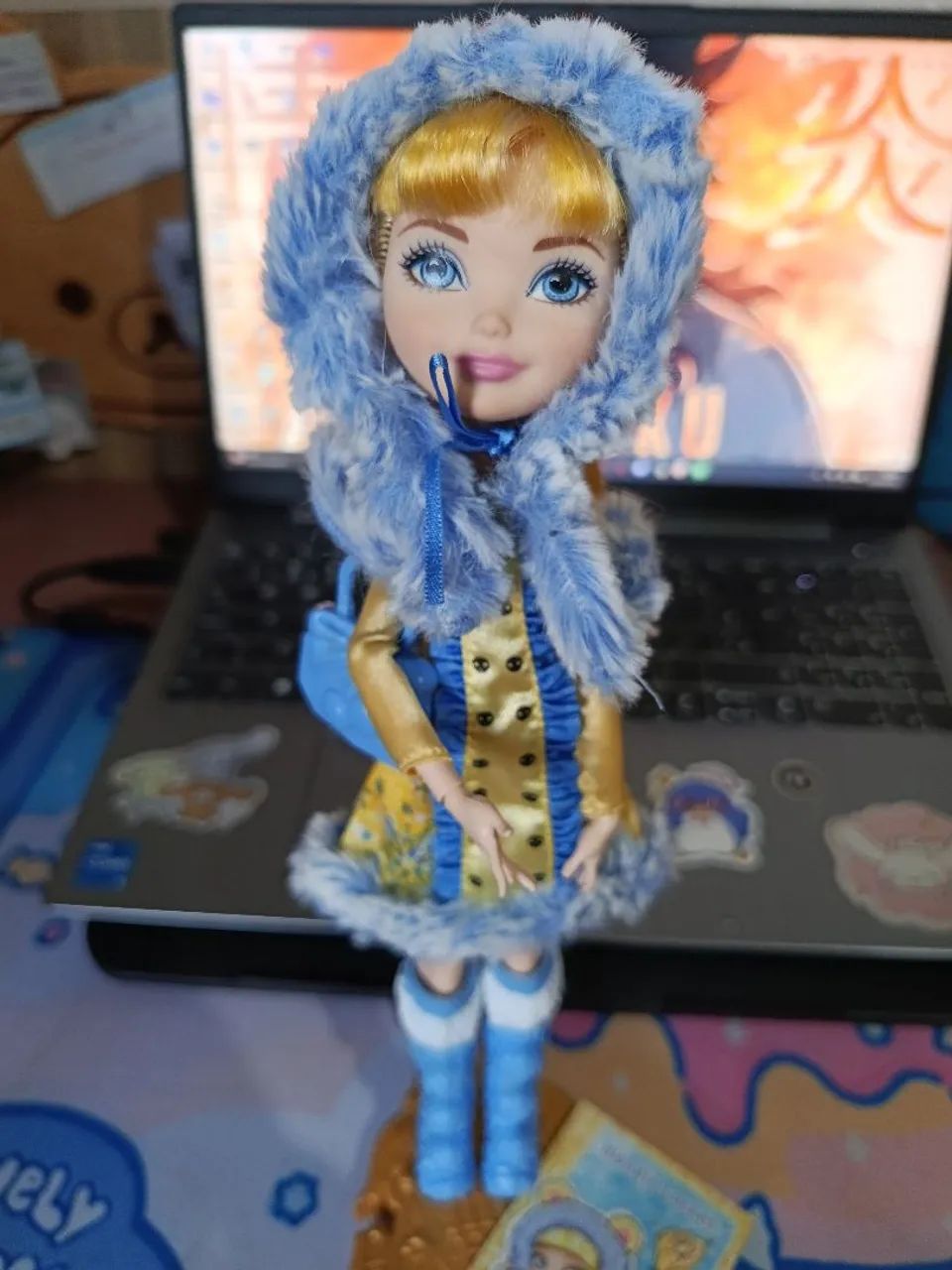 Boneca Ever After High Blondie Lockes Epic Winter - Acompanha bolsa 
