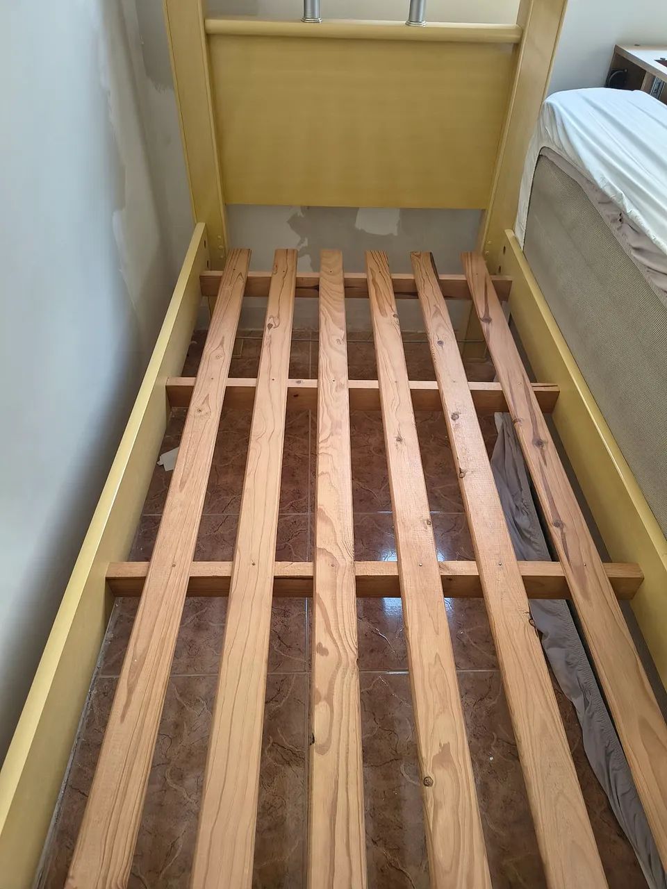 Cama de solteiro com cômodas e cama auxiliar  - Foto 3