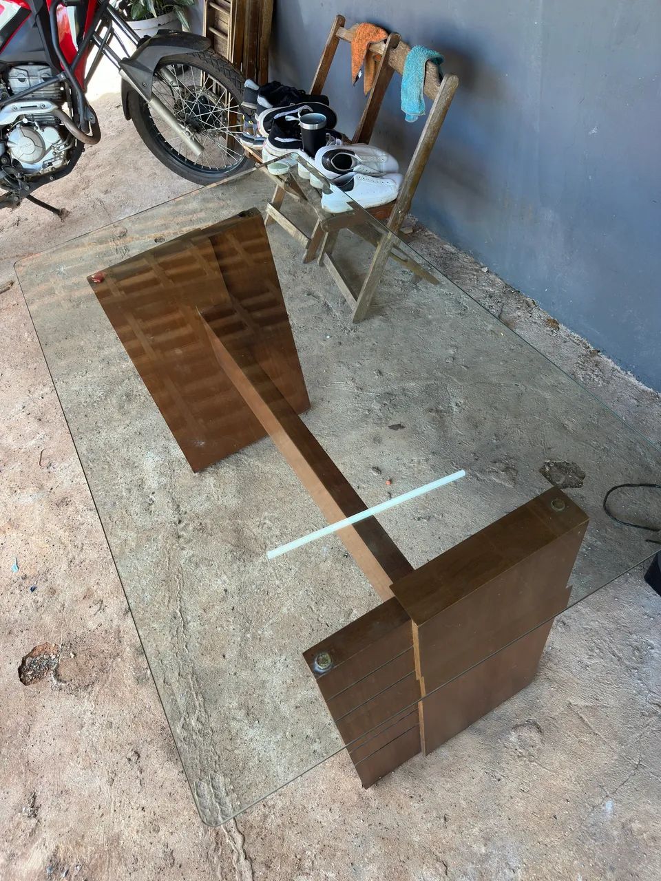 Vendo mesa de vidro com base em madeira de verdade  - Foto 4