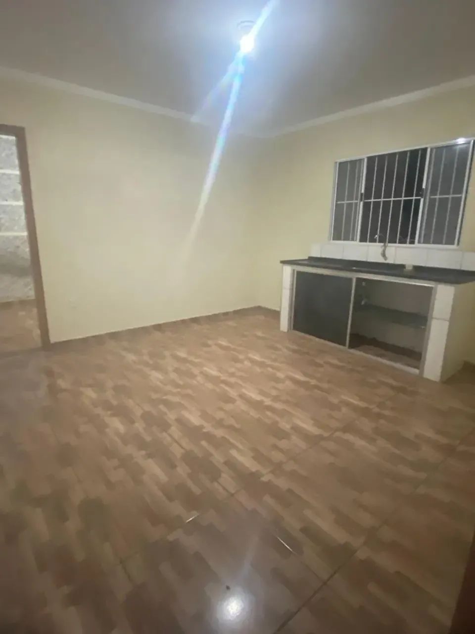 Alugo 4 cômodos com garagem - Foto 2