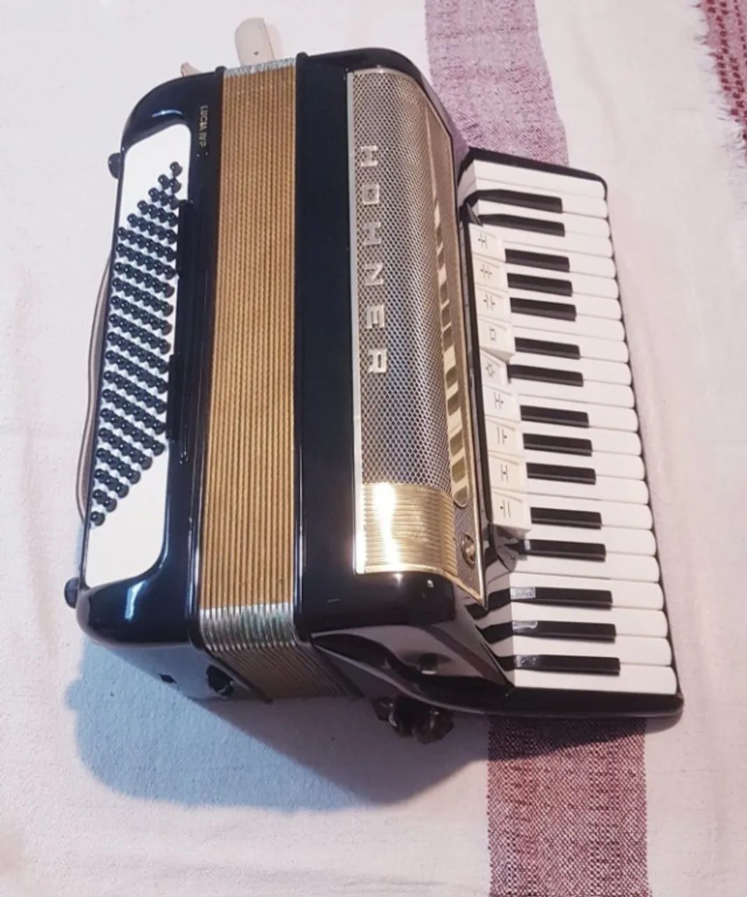Acordeon Hohner 96 baixos - Foto 5