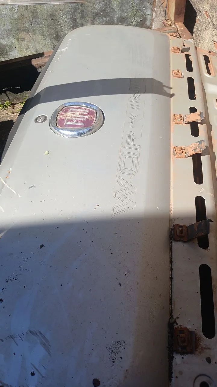 Tampa traseira Fiat Strada - 