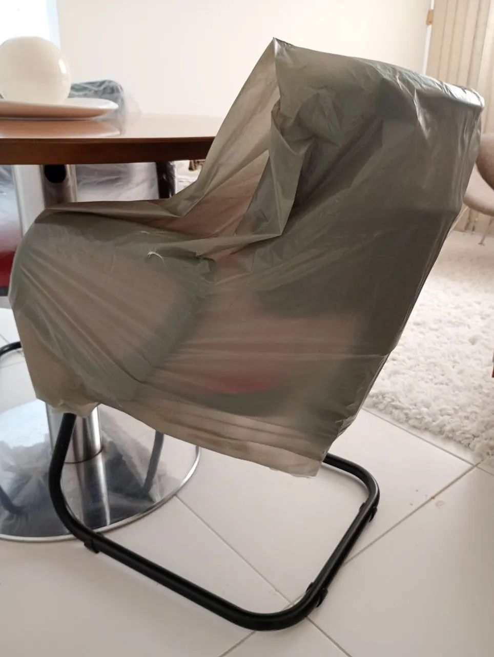 VENDO PAR DE CADEIRAS FIXAS COM BRAÇOS TIPO INTERLOCUTORES - Foto 3
