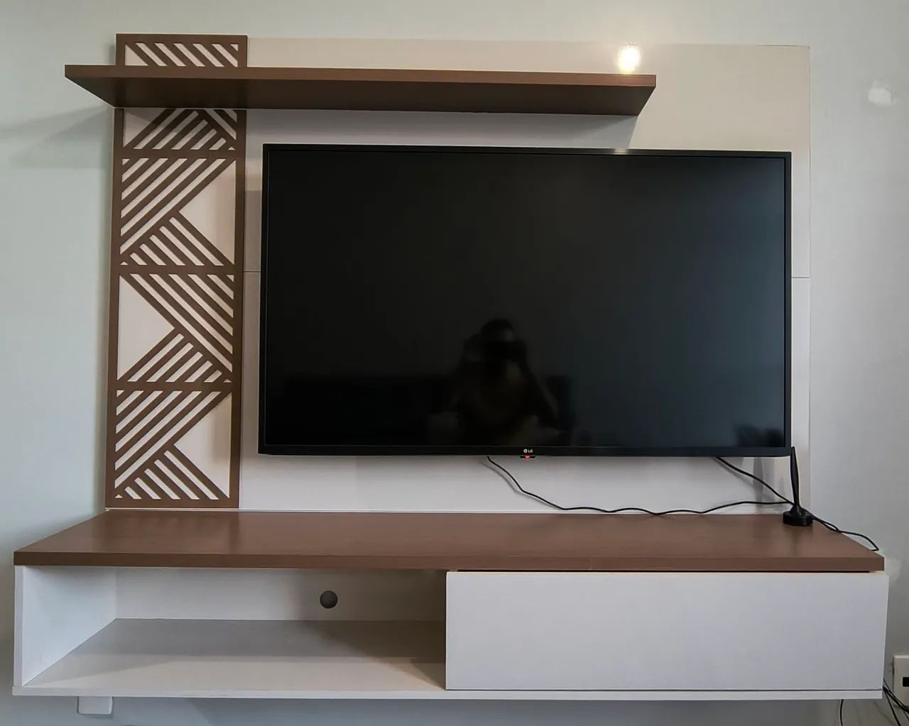 Painel de TV com rack suspenso