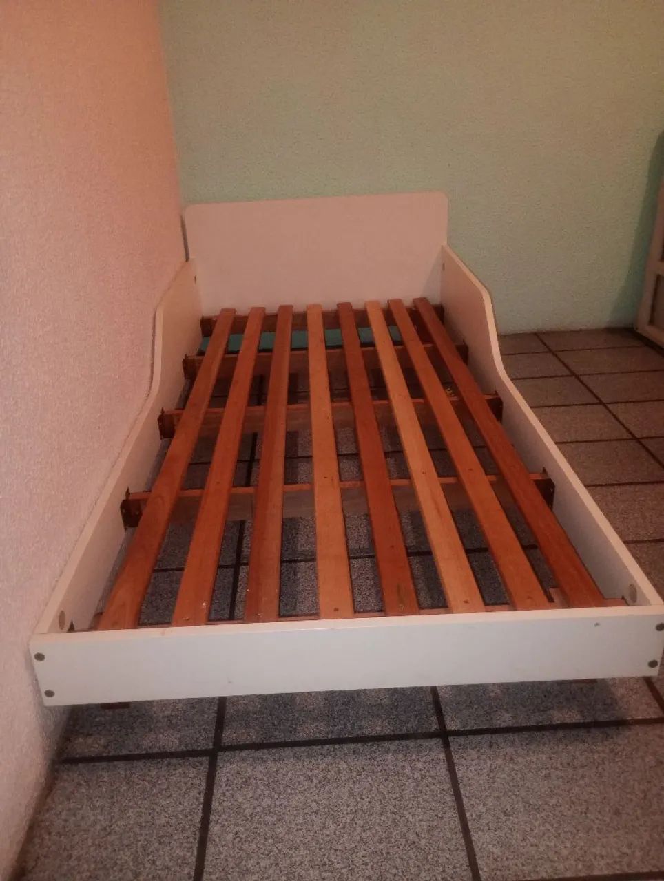 Vende-se cama infantil de madeira maciça 