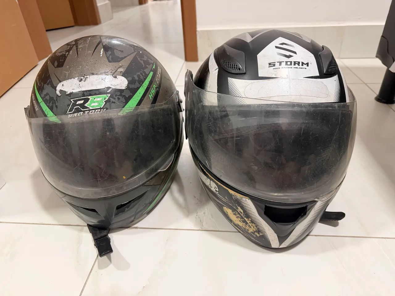 Capacete com capa de chuva