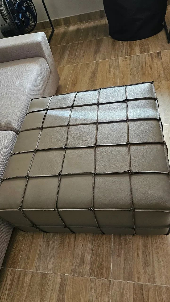 Sofá cinza claro 2 lugares + puff cinza escuro | marca Líder - Foto 3
