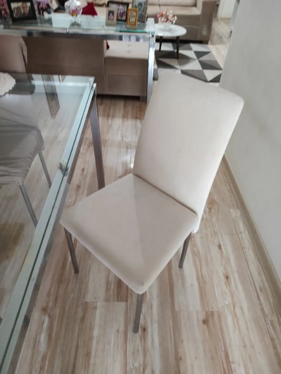 Mesa retangular 4 cadeiras e 1 aparador de vidro - Foto 4