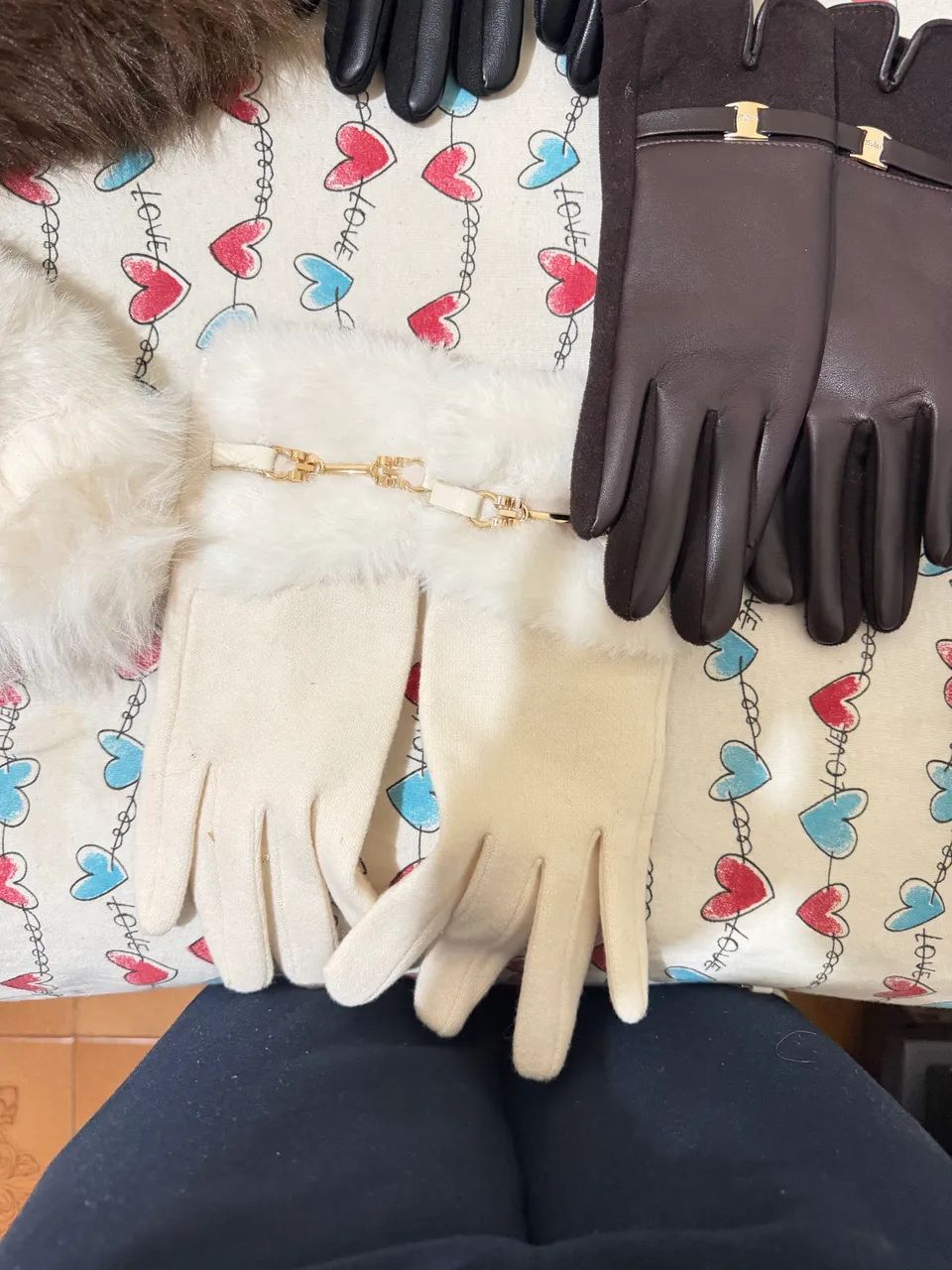 Conjunto - Duas toucas e três luvas 