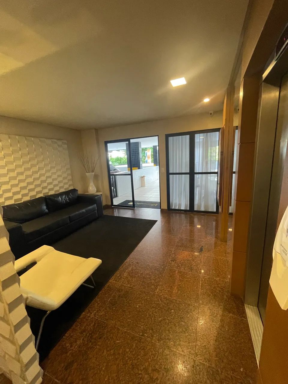 Alugo apartamento 3/4 sendo duas suítes