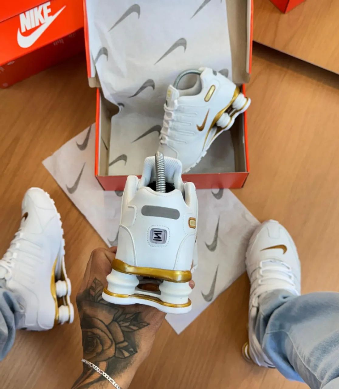 Tênis Nike Shox 4 Molas Branco C/Dourado Premium Masculino - Foto 5