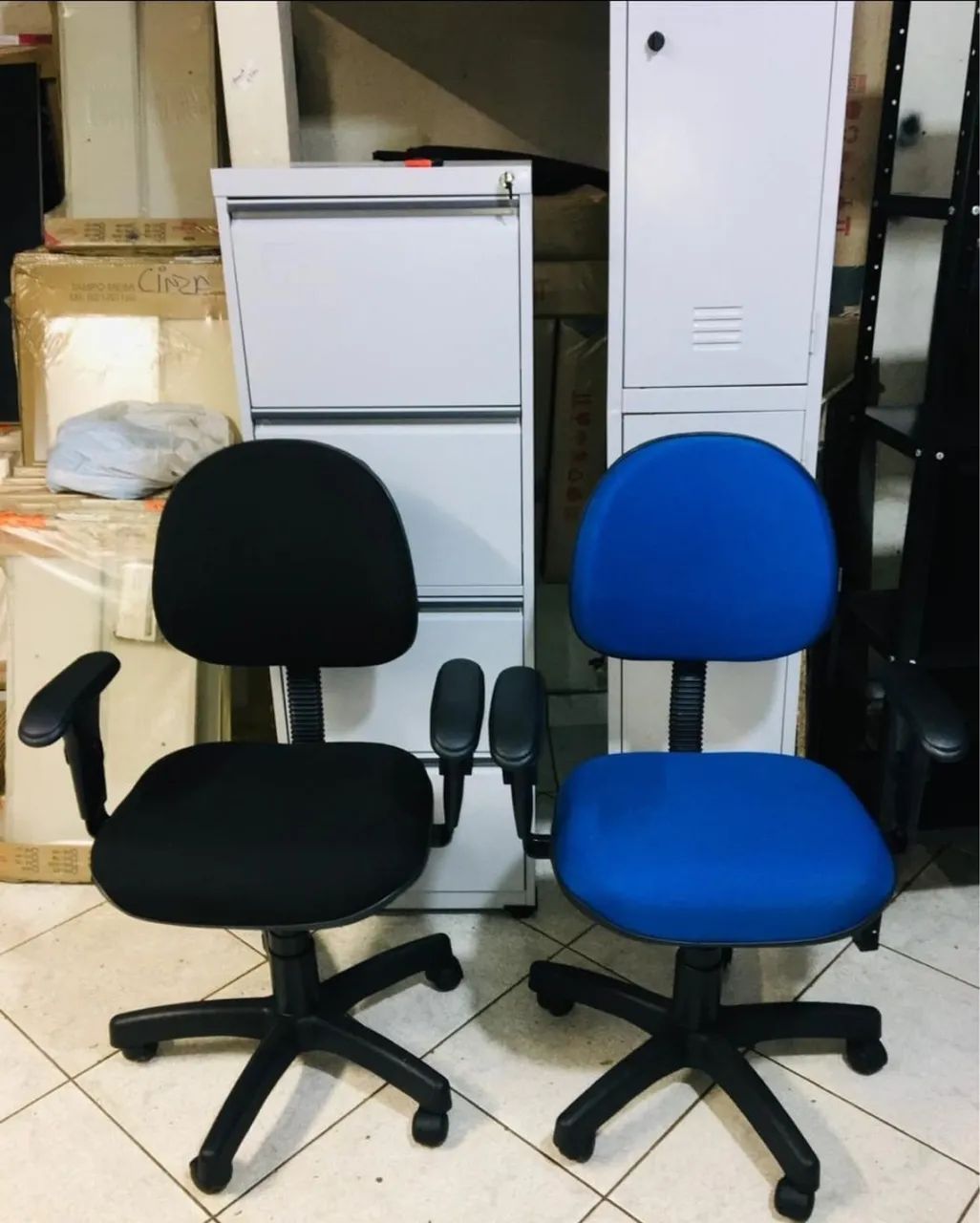 Cadeira secretária com braços acolchoada 