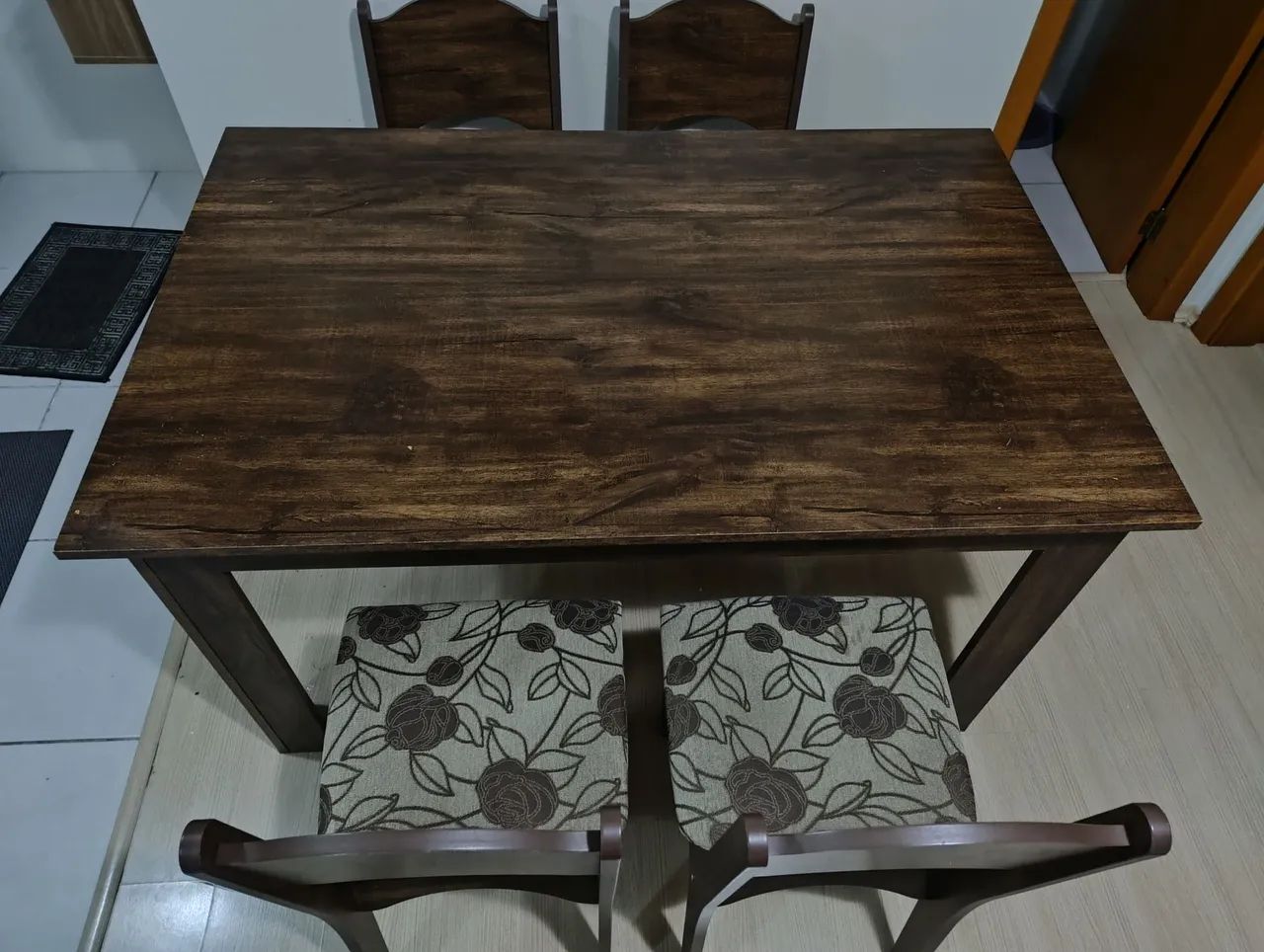 Mesa com 4 cadeiras 