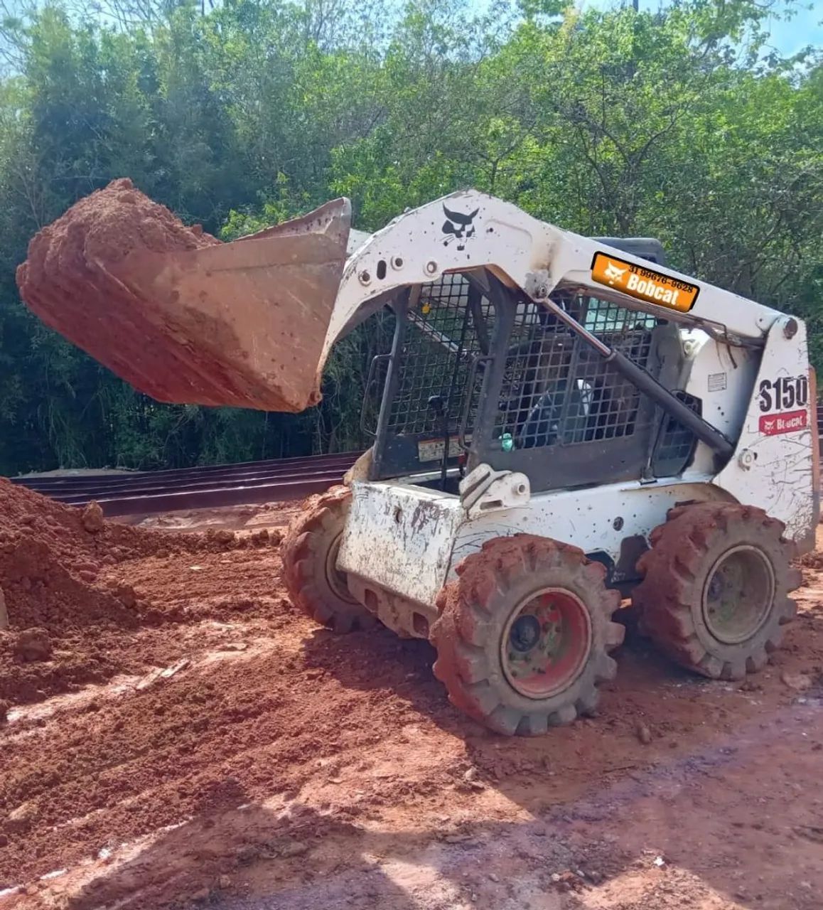 Mini Carregadeira Bobcat S150 pneus semi maciços 