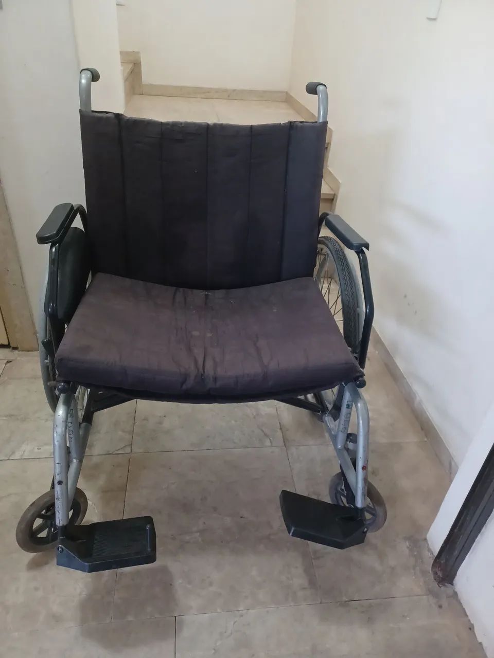 Cadeira de rodas grande larga.399,00