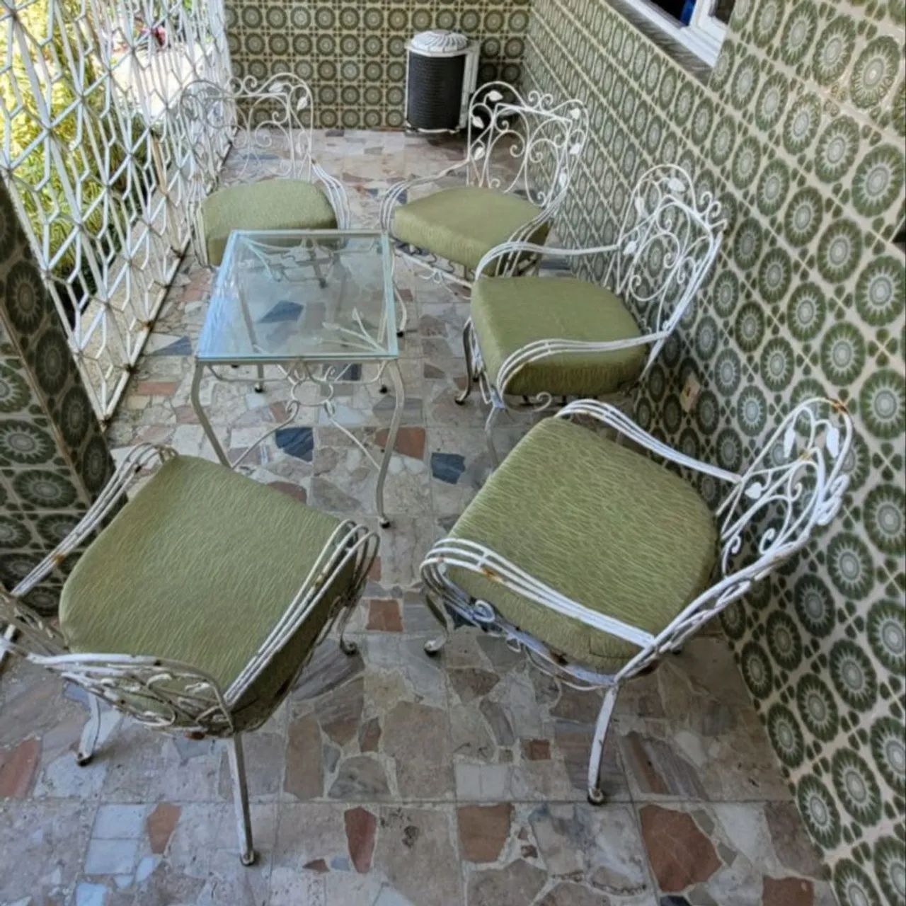 Conjunto 5 cadeiras de ferro e mesa com vidro - Foto 2