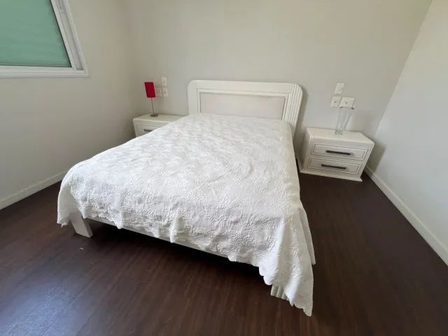 Cama casal com dois criados e cômoda 