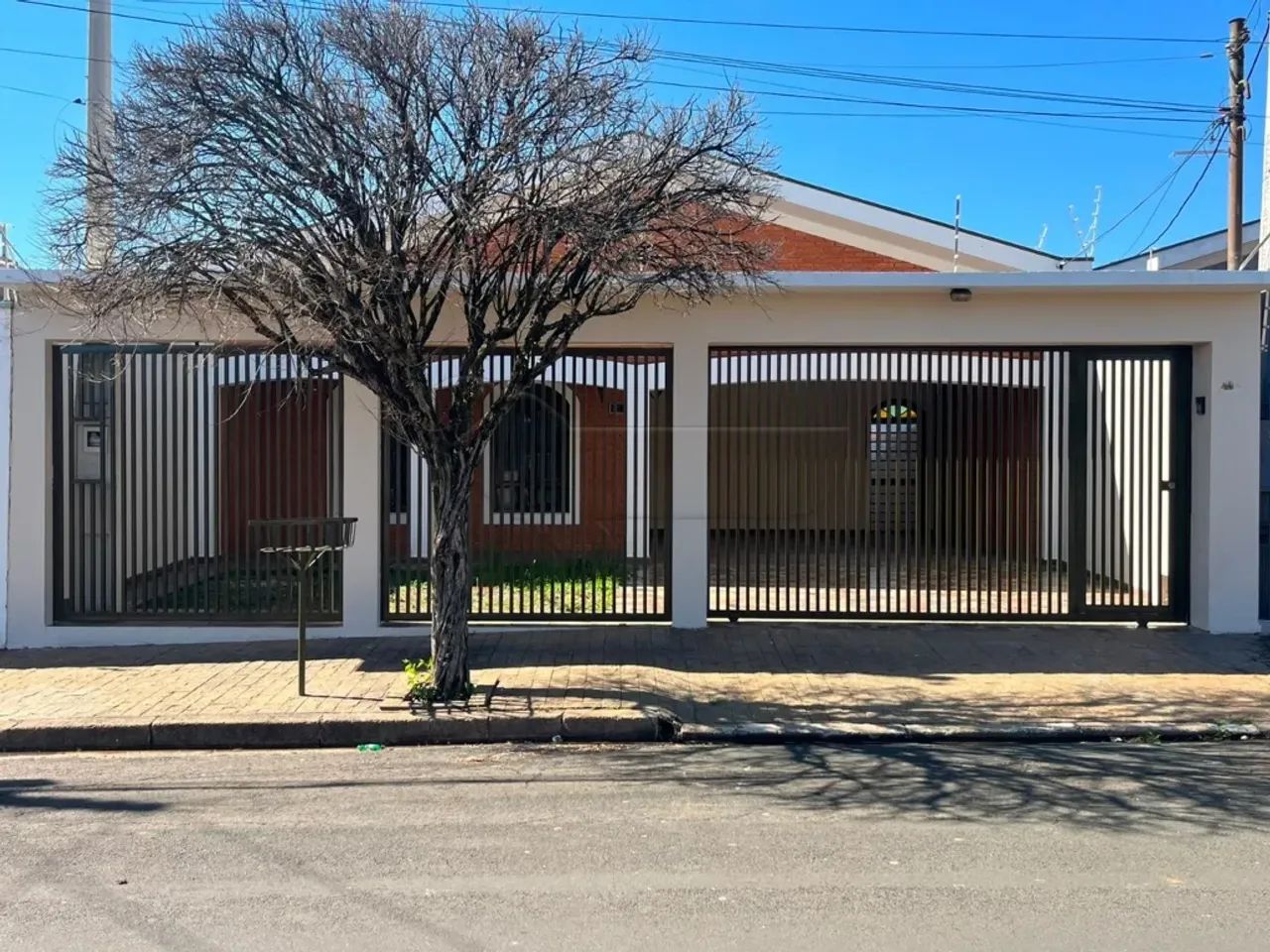 Casa residencial com 03 quartos no Vila Cristovam.