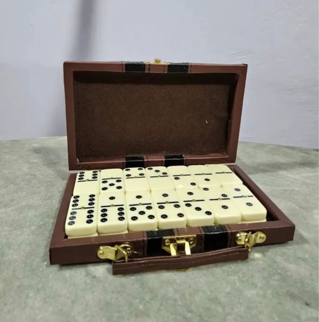 Jogo dominó com maleta