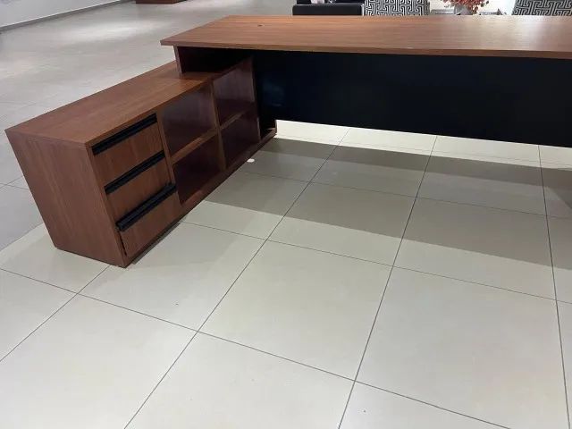 Mesa para recepção em L