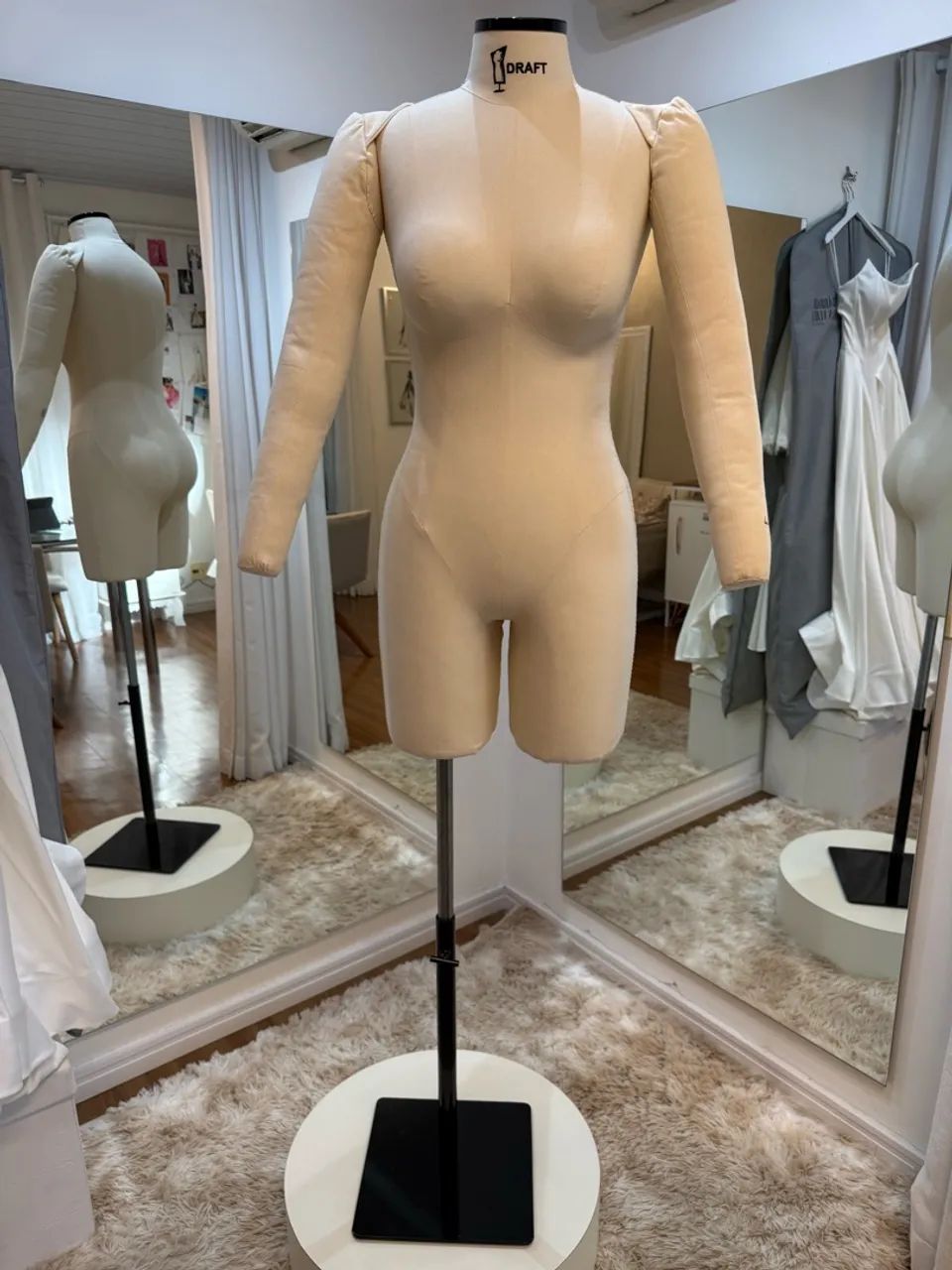 MANEQUIN FEMININO TAMANHO 44 MEIA PERNA COM PÉ DE FERRO + BRAÇOS - DRAFT