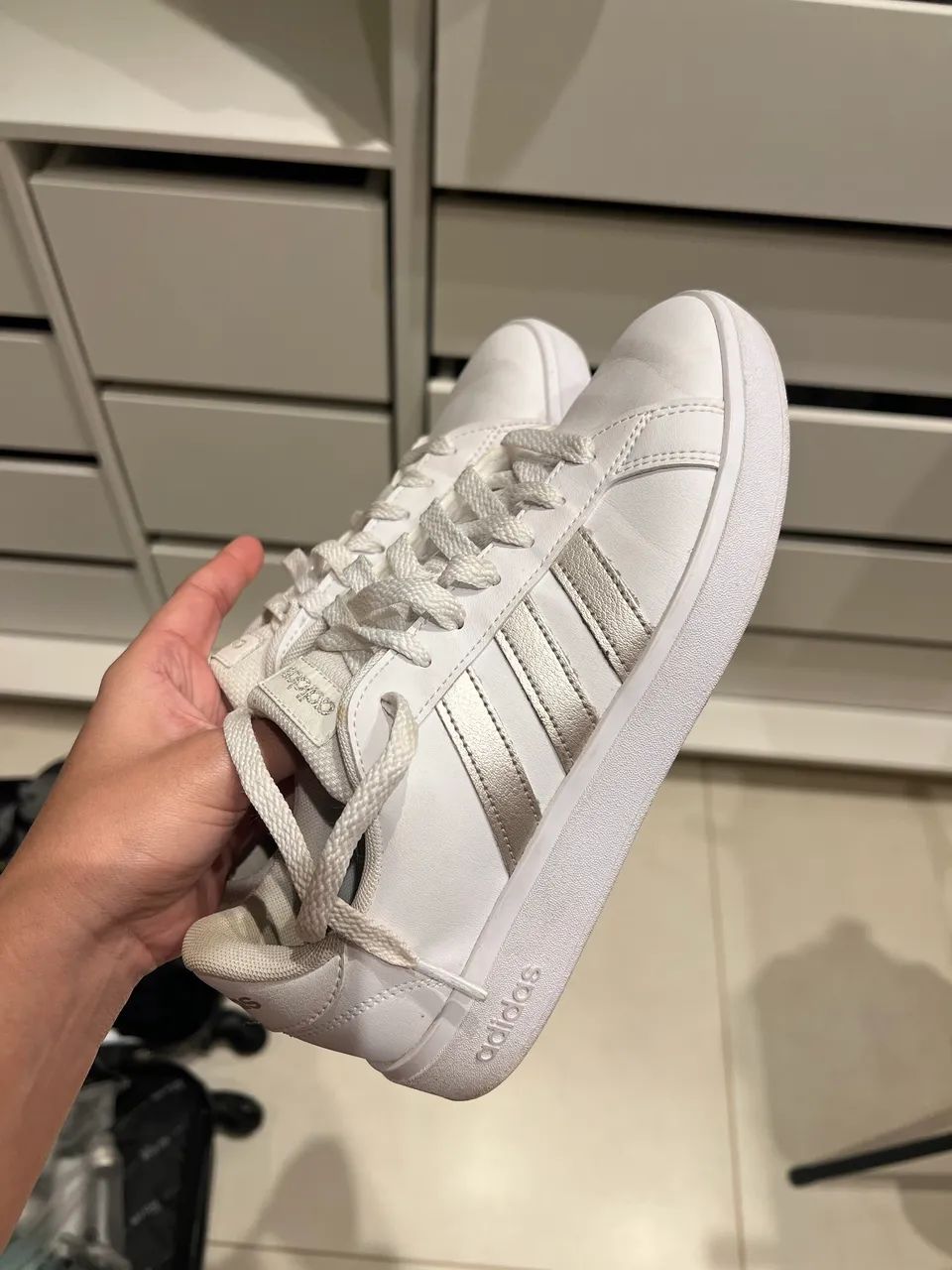 TÊNIS ADIDAS BRANCO COM PRATA - Foto 3