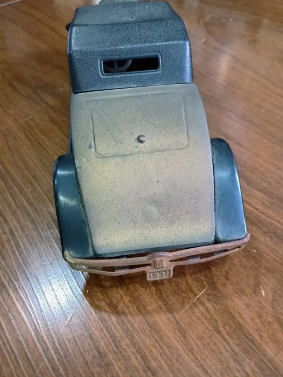 Rádio AM antigo em formato de miniatura do clássico carro Rolls