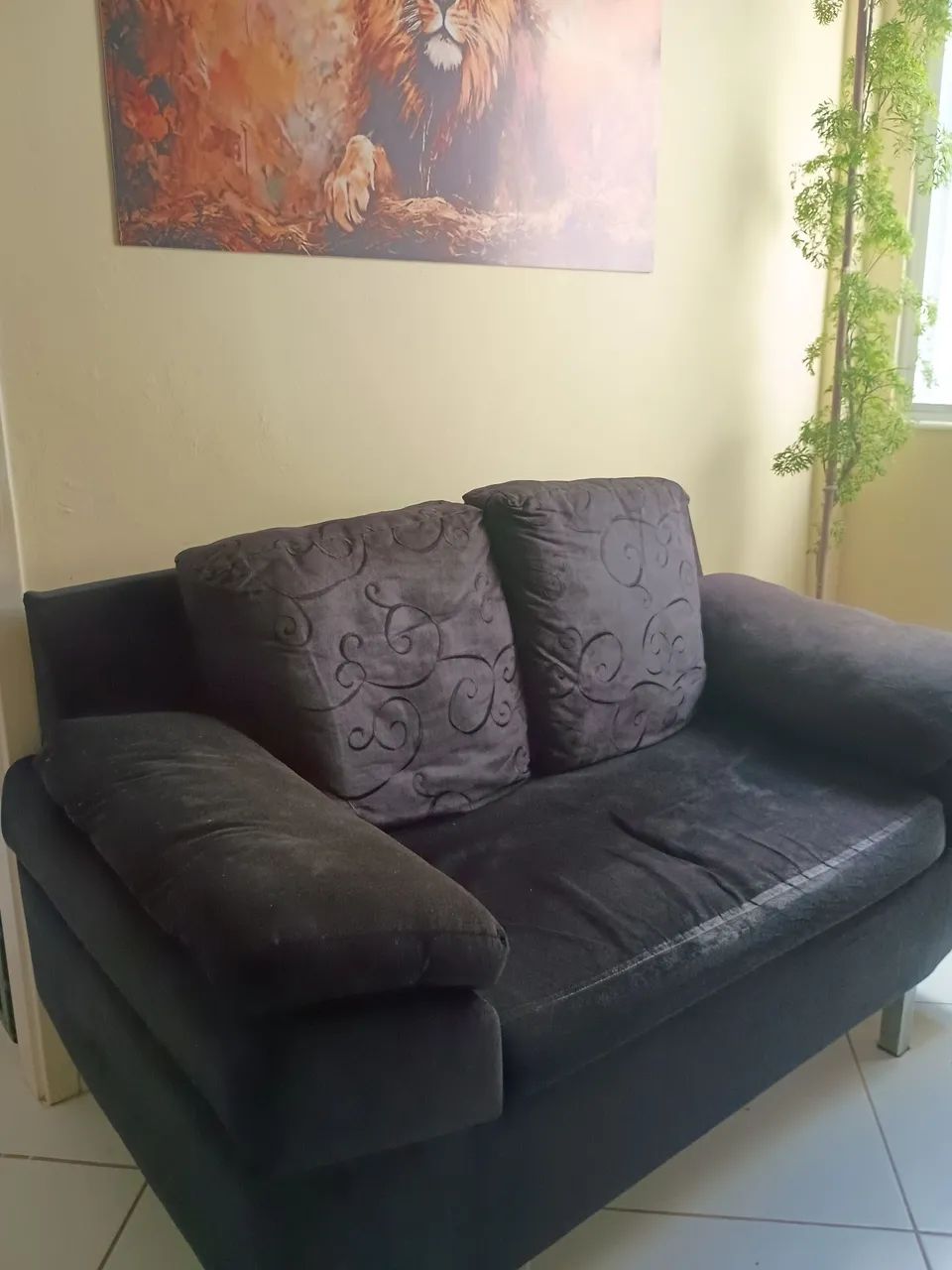 Sofá Preto almofadas maiores removíveis  - Foto 4