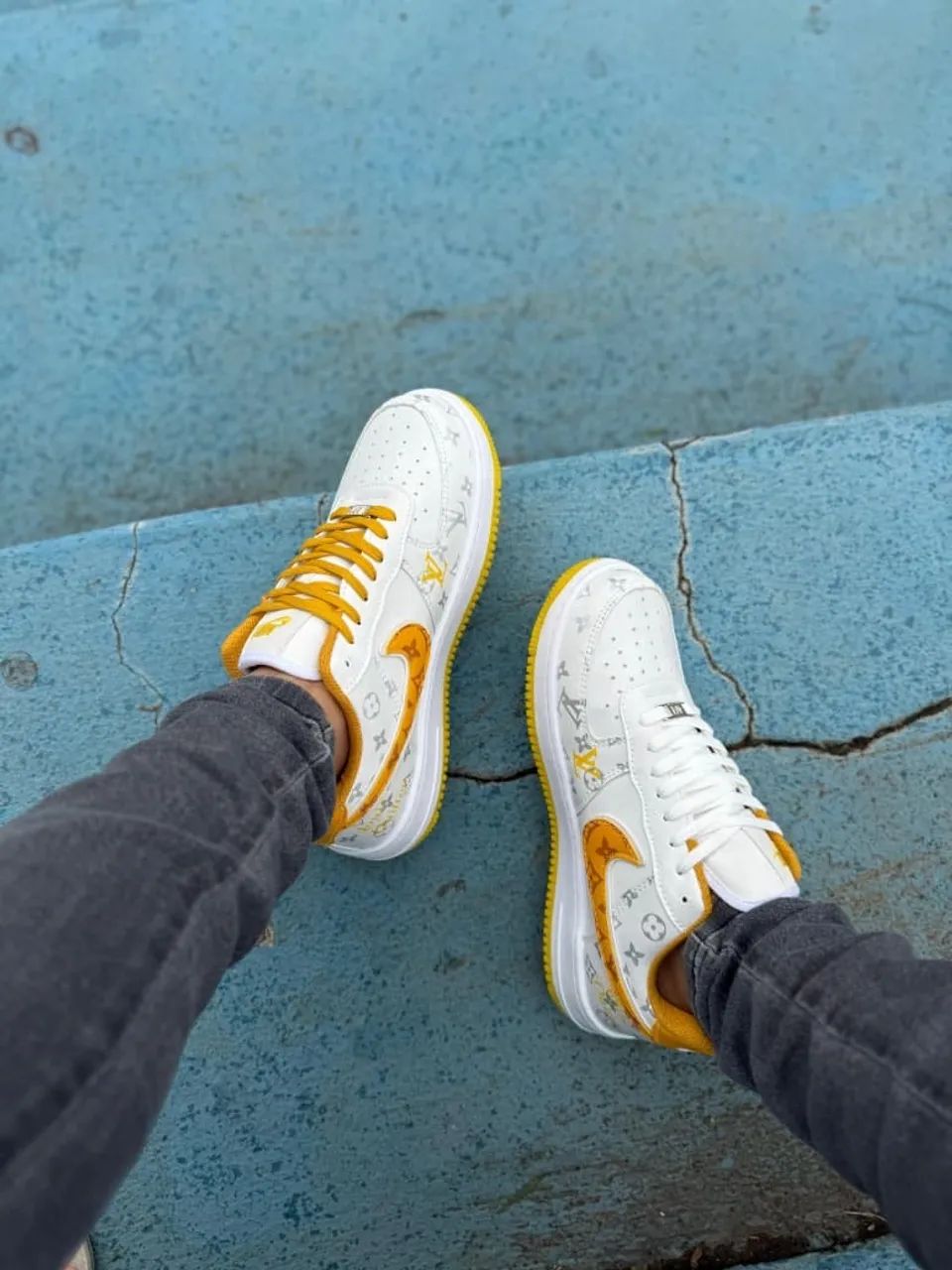Tênis branco com detalhes amarelo Airforce  - Foto 2