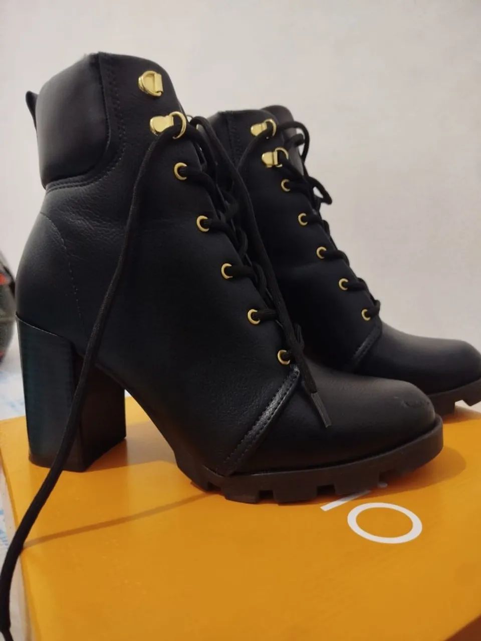Bota com saltinho 