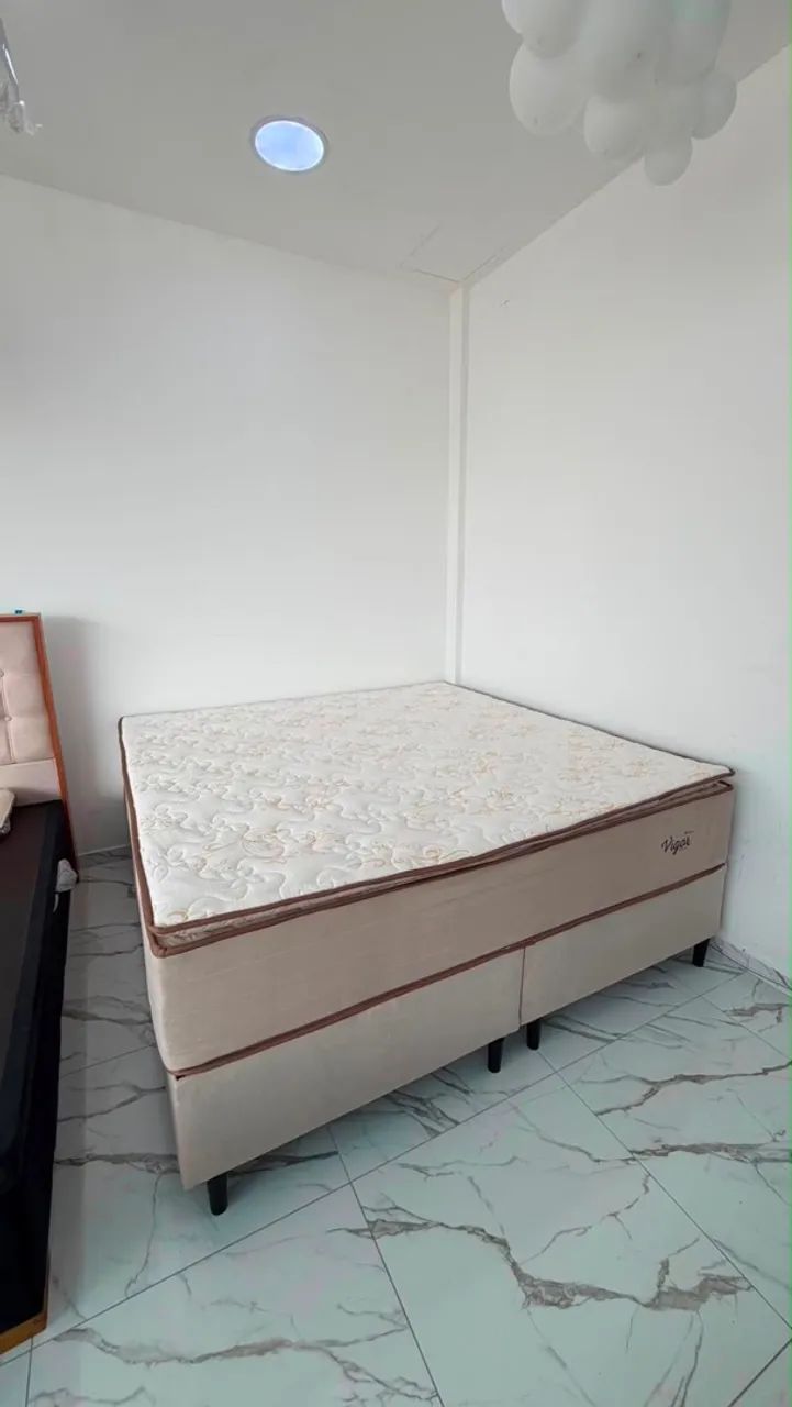 Cama box Queen com Pillowtop molas ensacadas disponível 