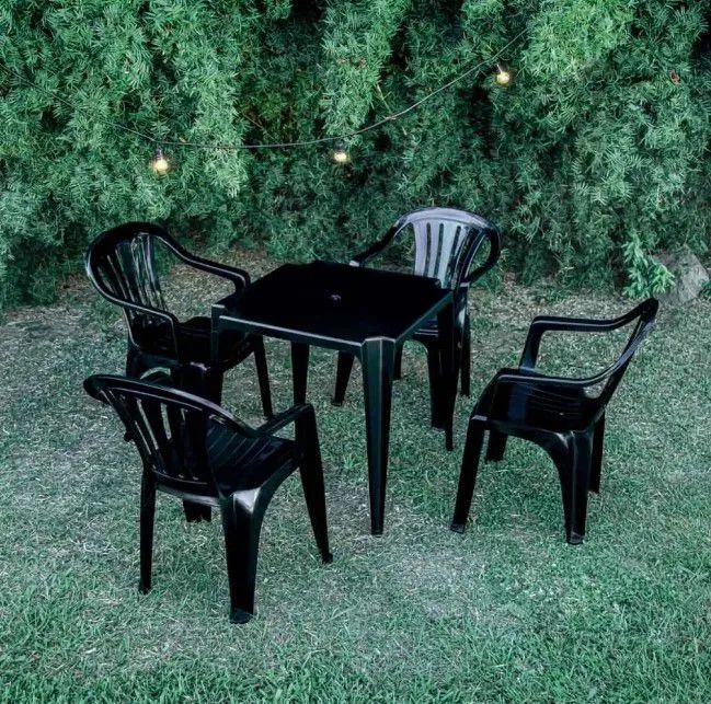 Vendo Jogo de Cadeira e Mesa de Plástico 