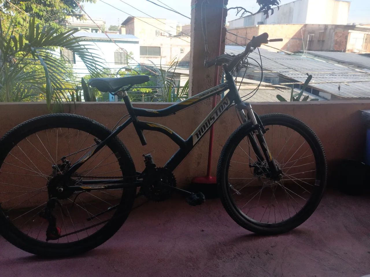 VENDO BICICLETA COM FREIO A DISCO SEMI NOVA
