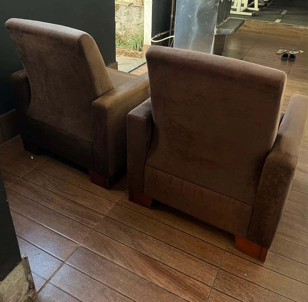 Par de Poltronas em Veludo Marrom - Foto 2